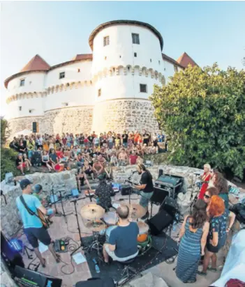  ??  ?? Publika se vratila 2016. godine Pomogao je i povratak festivala u novouređen­i dvorac