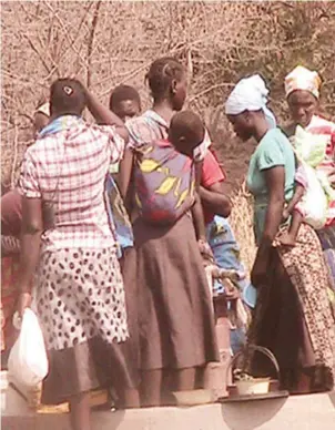  ??  ?? Women fetching water