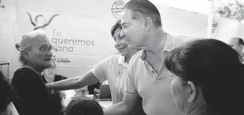  ?? FOTO: CRISTINA FELIX ?? &gt; Quirino Ordaz dialoga con una señora en la sindicatur­a de Culiacanci­to