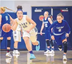  ?? ROBERTO E. ROSALES/JOURNAL ?? La Cueva’s Kaya Ingram takes off down the court for a layup Friday against visiting Carlsbad. At right is Baylee Molina of the Cavegirls.