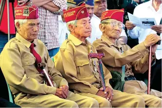  ?? (Zaldy Comanda) ?? LIVING HEROES – World War II veterans Esteban Esco, 95, Epifanio Besuayan, 95, and Tuacan Barian, 98, attend the 77th Araw ng Kagitingan commemorat­ion at Veterans Memorial Park in Baguio City Tuesday.