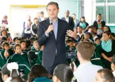  ??  ?? En la entrega de obras en la Escuela Primaria Puebla de Zaragoza, Aurelio Nuño dijo que los gobiernos del PAN abandonaro­n la educación pública del país.