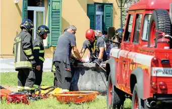  ??  ?? I vigili del fuoco davanti al pozzo che ha inghiottit­o Stefano Borghes, 12 anni, nel parco Coronini Cronberg a Gorizia