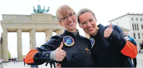  ?? Foto: Michael Kappeler, dpa ?? Insa Thiele Eich (links) und Nicole Baumann haben sich gegen 400 andere Bewerberin­nen durchgeset­zt. Jetzt trainieren sie zwei Jahre lang, um fit für den Flug ins All zu wer den.