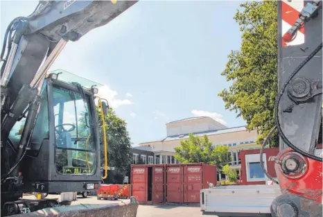  ?? FOTO: ECKARD SCHEIDERER ?? Derzeit stehen die Bagger vor der Aalener Stadthalle nur deshalb, weil der Berliner Platz umgebaut wird.