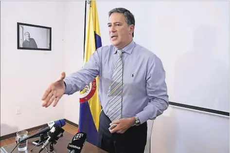  ??  ?? DIO LA CARA. El embajador de Colombia en Uruguay, Fernando Sanclement­e, dio una conferenci­a para “esclarecer” lo sucedido en la finca familiar.