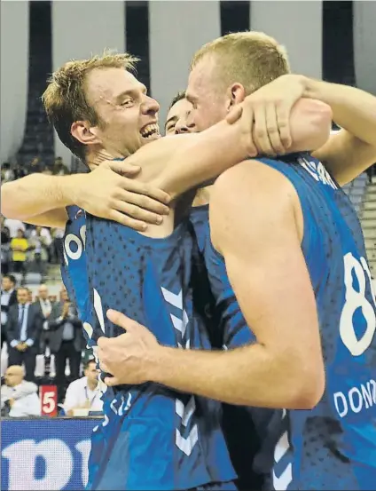  ?? FOTO: UNCITI ?? Los jugadores del Gipuzkoa Basket se funden en un abrazo nada más obtener su primer triunfo del curso, ayer ante el Betis