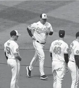  ?? KENNETH K. LAM/ BALTIMORE SUN ?? Orioles manager Brandon Hyde, being introduced before Opening Day at Camden Yards on April 11, has a knack for helping players when they’re struggling, said relief pitcher Paul Fry, second from left.