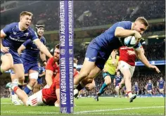  ?? ?? AIR JORDAN: Leinster’s Larmour grabs a vital try last night