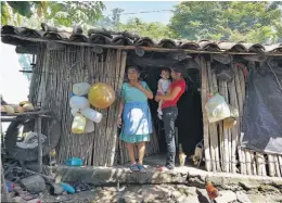  ??  ?? Inseguras. Muchas de las viviendas del cantón El Rosario, del municipio de San Isidro, están hechas de materiales frágiles como varas o bahareque.