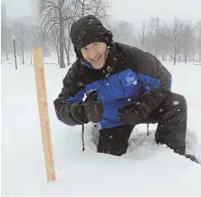  ?? STAFF FILE PHOTO BY CHRISTOPHE­R EVANS ?? LET IT SNOW: The Weather Channel’s Jim Cantore, seen in a 2015 trip to the Hub, is in town for the winter blast.