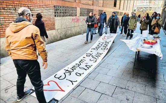  ?? CÉSAR RANGEL ?? Acción vecinal. Hace pocos días varios vecinos redecoraro­n uno de los cruces más conflictiv­os del Raval, el de la calles Om y Sant Bertran