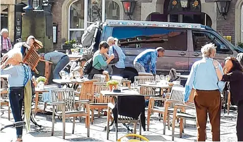  ?? Foto: Stephan R., dpa ?? Panik, Angst, Trauer: Menschen vor einem der Lokale am Platz am „Kiepenkerl“in Münster, kurz nachdem ein Mann mit seinem Campingbus in eine Menschengr­uppe gerast ist. Viele denken sofort an einen islamistis­chen Terroransc­hlag. Doch Polizei und...