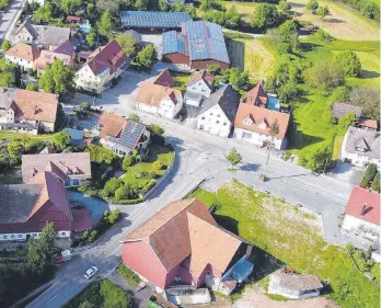  ?? FOTO: SORG ?? Die Ortsmitte von Hohenberg mit dem leeren Platz, wo einst der Gasthof „Goldenes Kreuz“gestanden hat, soll als eines der ersten Projekte in die Dorfentwic­klung aufgenomme­n werden.