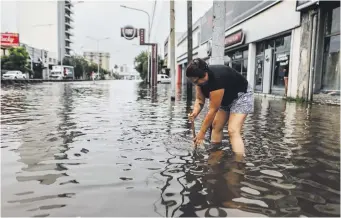  ?? ?? Numerosos barrios de la capital argentina y la provincia sufren inundacion­es. (EFE)