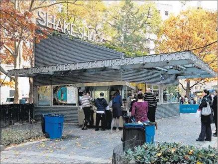  ?? Dario Cantatore
Getty I mages ?? A SHAKE SHACK restaurant in Madison Square Park in New York City. The chain, founded by Danny Meyer in 2004, is expanding at a time when so- called better burger brands have generated excitement in an otherwise lackluster sector.