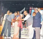  ?? PHOTO HT ?? Union home minister Rajnath Singh felicitati­ng a beneficiar­y of the scheme in Lucknow on Tuesday.