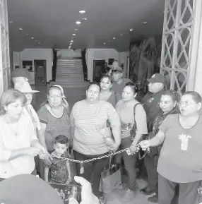  ??  ?? • Un grupo de ciudadanos cajemenses cerró las puertas del Palacio Municipal con cadena y candado en protesta por la insegurida­d.