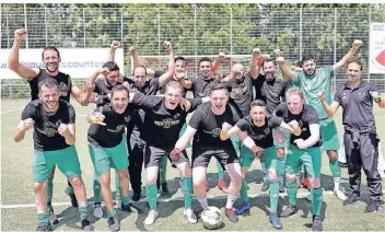  ?? RP-FOTO: STEPHAN KÖHLEN ?? Das Team des MSV Hilden jubelt: Der Aufstieg stand schon vor dem letzten Spiel beim SV Ost fest.