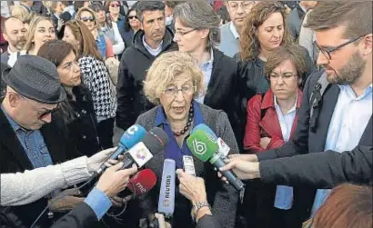  ?? EFE ?? La alcaldesa de Madrid, Manuela Carmena, atendiendo a los medios de comunicaci­ón