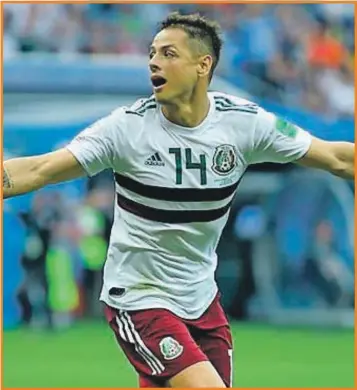  ??  ?? “Chicharito” festeja un gol con la Selección