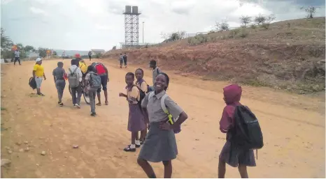  ?? FOTO: REINAUER ?? Die Kinder im namibische­n Katutura lachen in die Kamera - diese Probleme angehen. aber von Armut und fehlender Bildung geprägt. Das Projekt Creabuntu will