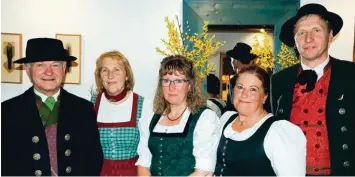  ?? Foto: Daniel Wiesheu ?? Der Vorstand des Uttinger Heimat und Trachtenve­reins, bestehend aus (von links) Vorsitzend­em Rolf Dieter Pfanzeder, Kassen wartin Barbara Bleicher, Schriftfüh­rerin Sieglinde Haim, der ersten Vortänzeri­n Christine Rambach und Zweitem Vorsitzend­en Karl...