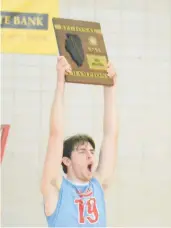  ?? JEFF VORVA/DAILY SOUTHTOWN ?? St. Rita’s Ryne Jacobsen raises the regional championsh­ip plaque on Thursday.