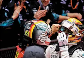  ?? JOHANNES EISELE|AFP ?? Alemão da Ferrari felicita o inglês da Mercedes pela vitória no Grande Prémio da China