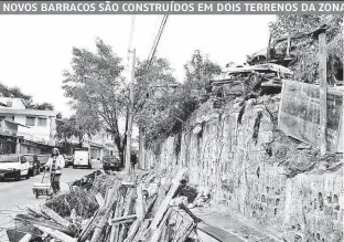  ??  ?? Entulho e carcaças de veículos na calçada e em terreno invadido na rua Eugênio Falk, na Saúde (zona sul); Estado diz aguardar decisão judicial para retomar imóvel