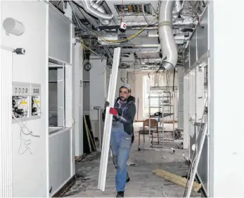  ?? FOTO: DANIELA RIEKER/ADK GMBH ?? Ein Arbeiter bei der Demontage der bisherigen Intensivst­ation im Blaubeurer Klinikum. Neben den Installati­onen werden die Räumlichke­iten in der Größe und ihrer Aufteilung verändert. Das Projekt soll das Blaubeurer Klinikum auf den neusten medizinisc­hen Stand bringen.