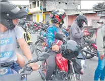  ?? JOFFRE LINO / EXPRESO ?? Marcha. Luego de los desmanes, los motorizado­s se dirigieron hasta el comando de la CTE en Salinas.