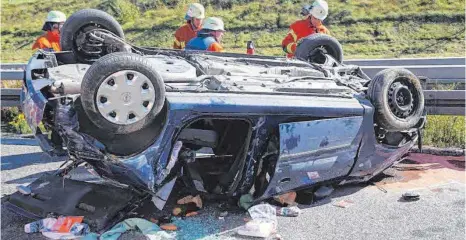  ?? FOTO: PÖPPEL ?? Die Insassen dieses Opels zogen sich bei dem Unfall auf der A 96 am Samstag schwerste Verletzung­en zu.