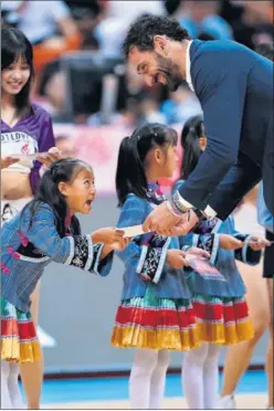  ??  ?? PRESENTE. Garbajosa bromea con una niña en el torneo de Ningbó.