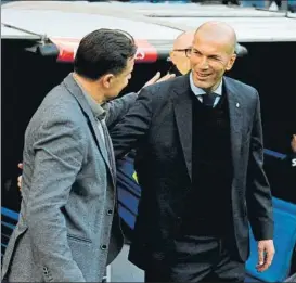  ?? FOTO: EFE ?? Saludo inicial ente Cristóbal Parralo y Zinedine Zidane