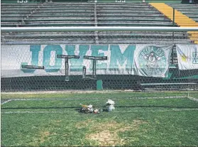  ?? FOTO: EFE ?? Altar improvisad­o en el estadio Arena Condá, que se prepara para el velatorio