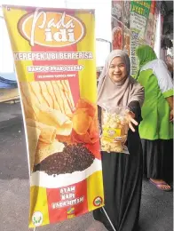  ??  ?? SARIYAMAN dengan produk keluaran syarikatny­a, De SR Resepi.