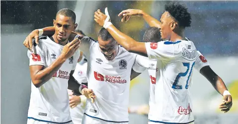  ?? FOTO: EL HERALDO ?? Jerry Bengtson y Rony Martínez fueron las dos puntas de lanza de Manuel Keosseián ante Real España. Y le dieron resultados.