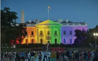  ??  ?? Sinds 2015 mogen staten in Amerika het homohuweli­jk niet verbieden. Het Witte Huis werd om dat te vieren met een regenboogv­lag getooid.