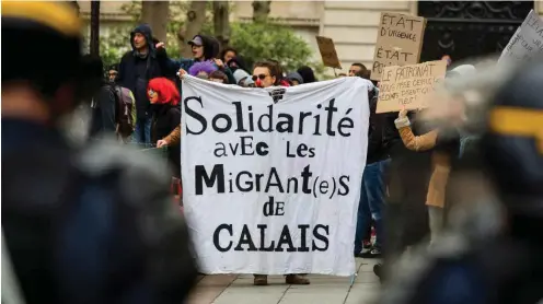  ?? Foto: AFP/Geoffroy van der Hasselt ?? Protest gegen die Hollande-Regierung in Paris und Solidaritä­t mit den Geflüchtet­en von Calais: Aktion am Karfreitag in Paris