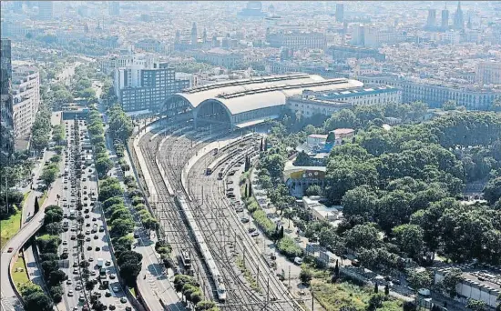  ?? ÀLEX GARCIA ?? Vías y ronda. Infraestru­cturas ferroviari­as y viarias impiden ahora la ampliación del parque hacia la Barcelonet­a