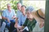  ?? HU MEIDONG / CHINA DAILY ?? Gail Pilley speaks with Guling residents.