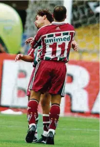  ?? Fernando Santos - 22.nov.10/folhapress ?? Romário acerta um soco em Andrei, seu companheir­o no Fluminense, em 2010