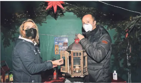  ?? FOTO: DORO SIEWERT ?? Susanne Kock und Toni Hillebrand entzündete­n ein Streichhol­z an der roten Kerze, die das Friedensli­cht symbolisie­rt, für ihr eigenes Licht.