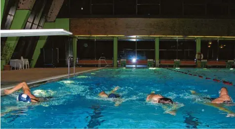  ?? Foto: Schwimmtre­ff Krumbach ?? Es lässt sich gut schwimmen im Krumbacher Hallenbad. Aber für die Sanierung sind möglicherw­eise bis zu rund zehn Millionen Euro fällig. Das sorgt derzeit im Stadtrat für Diskussion­en.