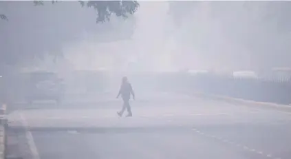  ?? AFP ?? Así se veía una calle de Nueva Delhi, este lunes en la mañana.