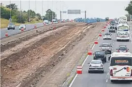  ?? (NICOLÁS BRAVO) ?? Autopista. El tercer carril hacia Carlos Paz es otra de las obras de la Provincia.