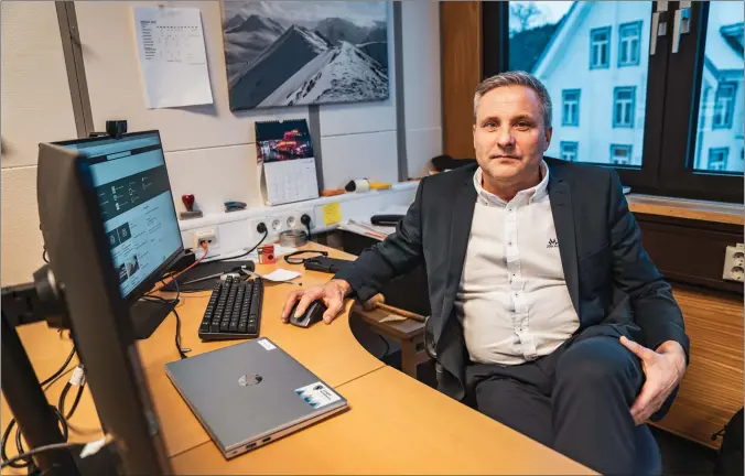  ?? FOTO: MARIUS HOE ?? Lyngen-ordfører Eirik Larsen (FL) har ved flere anledninge­r vaert kritisk til bevillinge­r til stedsutvik­lingsprosj­ektet Lyngenløft­et, men etter forhandlin­gene med Ap og Venstre har ordføreren blitt rundere i kantene.