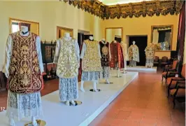  ??  ?? Costumes historique­s, exposés au palais ducal de Gandie.