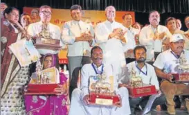  ?? HT PHOTO ?? Cabinet minister for dairy developmen­t Laxmi Narayan Chaudhary with the recipients of Gokul Awards at Ganna Sansthan in Lucknow on Wednesday.